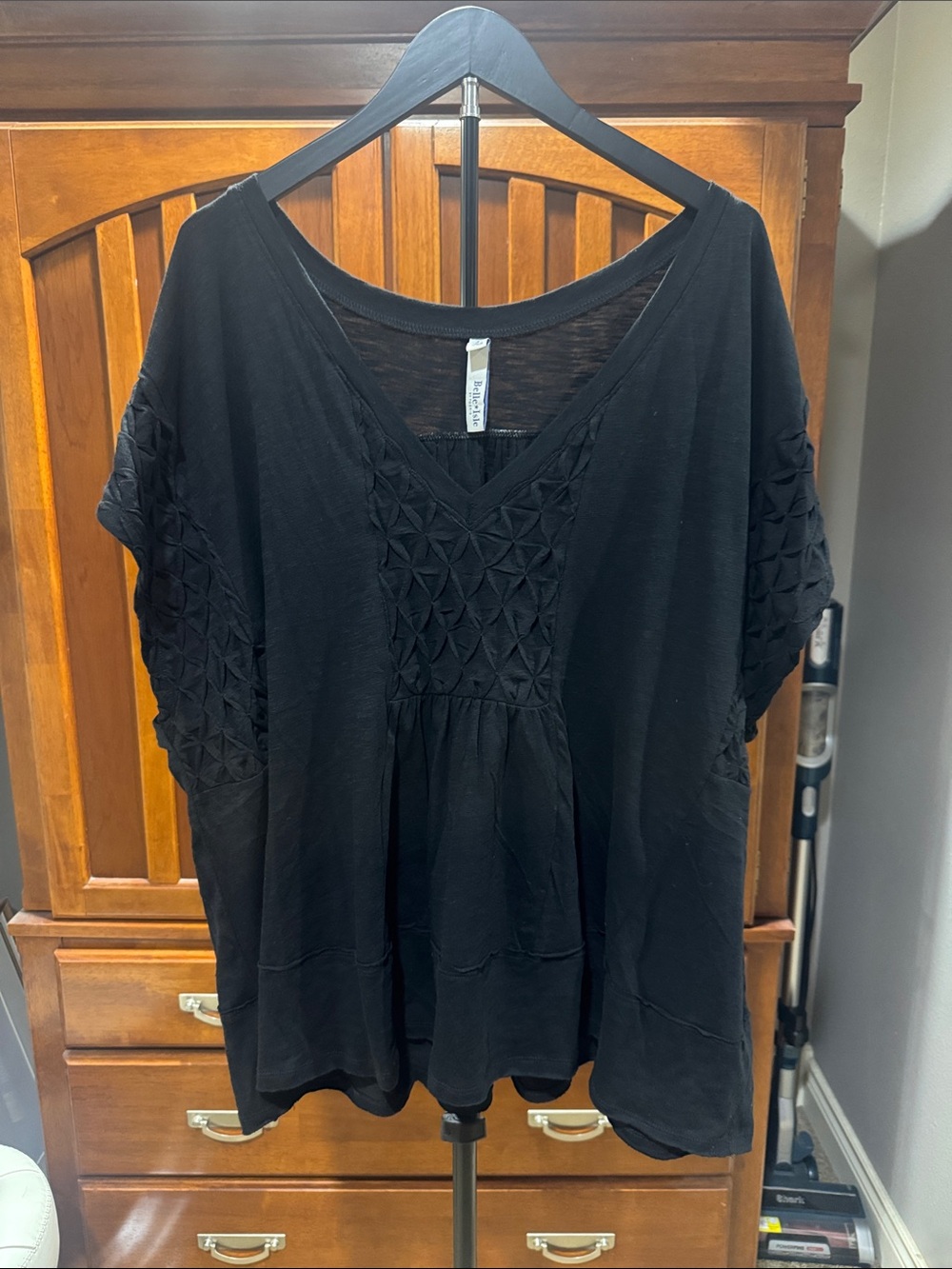 Black Women's V-Neck Textured Short Sleeve Top